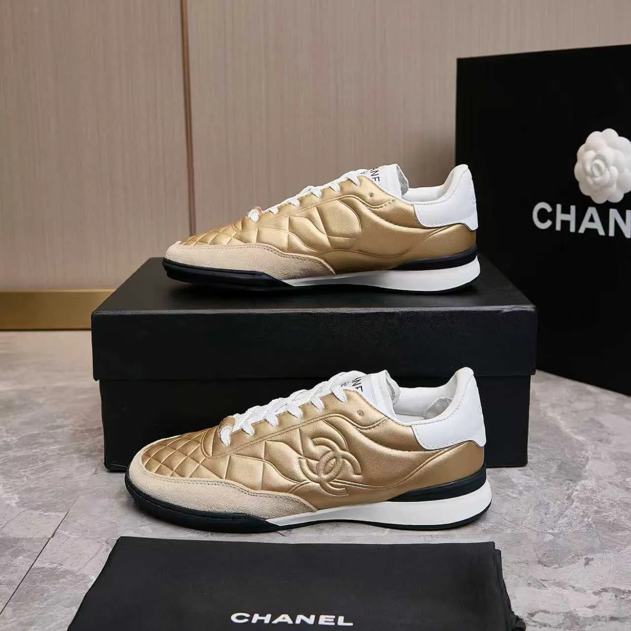 p560 Chanel Chanel - 2025 counter top casual sports shoes This classic design; the upper is electro-embroidered with a variety of craftsmanship; the outsole is fashionable and sporty; the extraordinary inclusion of a variety of color matching elements... The diversified mix and match is very beautiful and versatile, casual, fashionable, sports and outdoor can be taken into account... ꫛꫀꪝ Go➫ Materials: ❶Upper made of: Original imported mixed-breed sheep + craftsmanship ❷Inner uses: Original imported breathable sheepskin ❸ Outsole based on: Original TPU outsole Counter boutique packaging complete set Female 35–41 Male 39-45